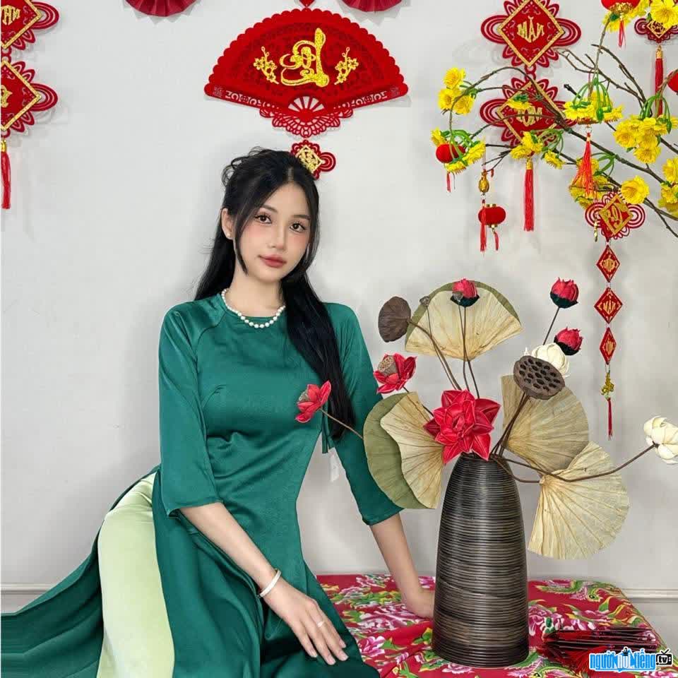 Hình ảnh DJ Sunny thướt tha trong tà áo dài Việt