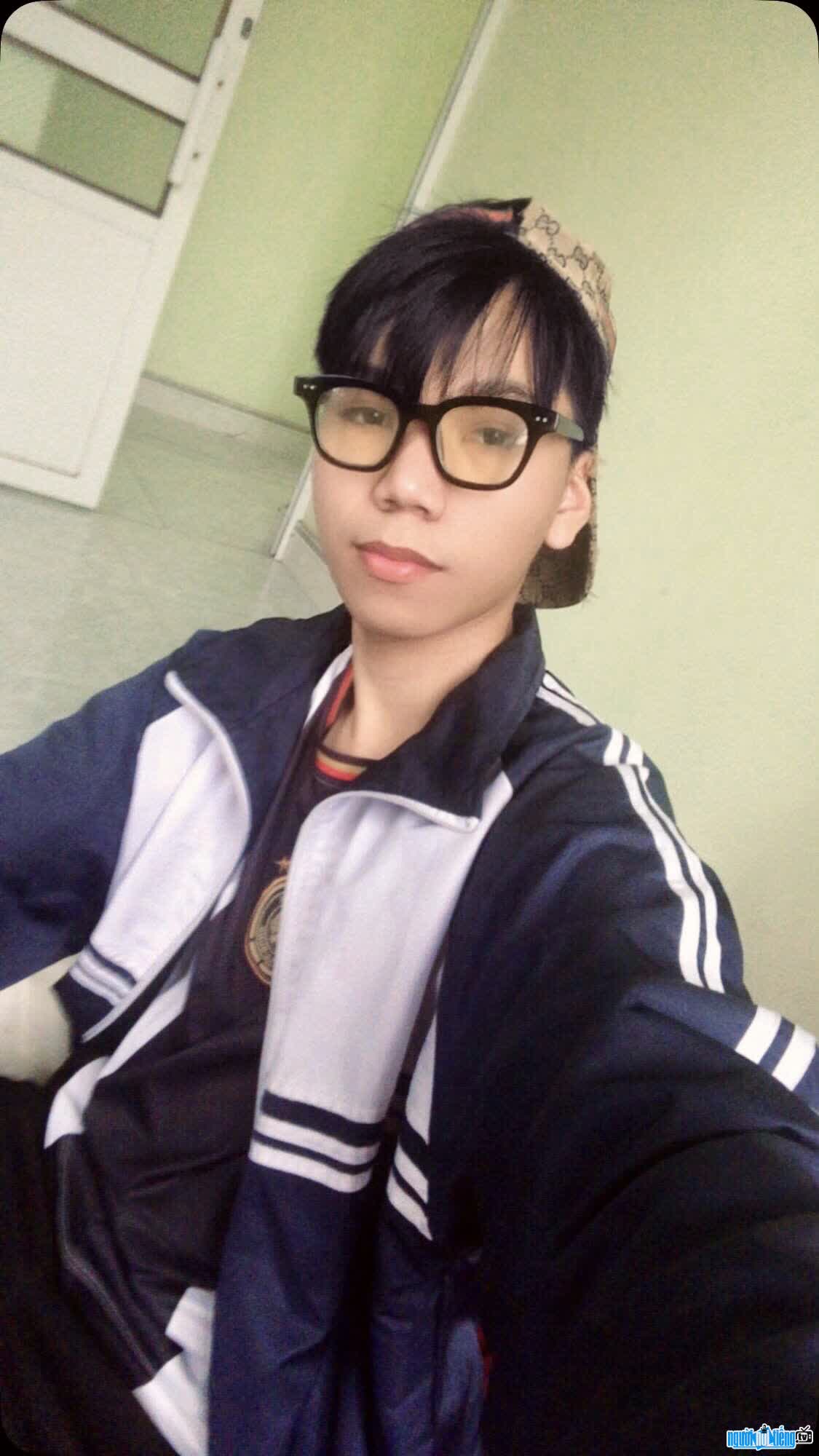 Hình ảnh Hoàng Minh Phúc niềm đam mê làm youtuber ngay từ khi còn trên ghế nhà trường