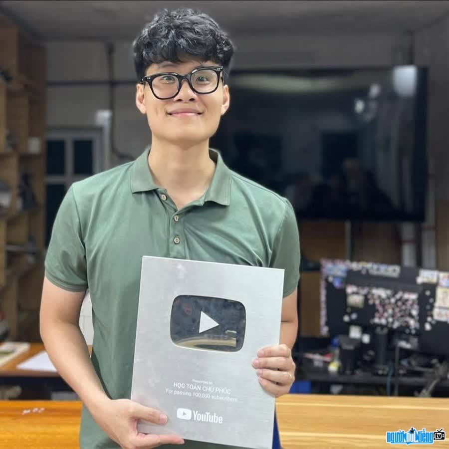 Giáo viên Đỗ Trọng Phúc (Thầy Phúc Dạy Toán) nhận nút Bạc Youtube
