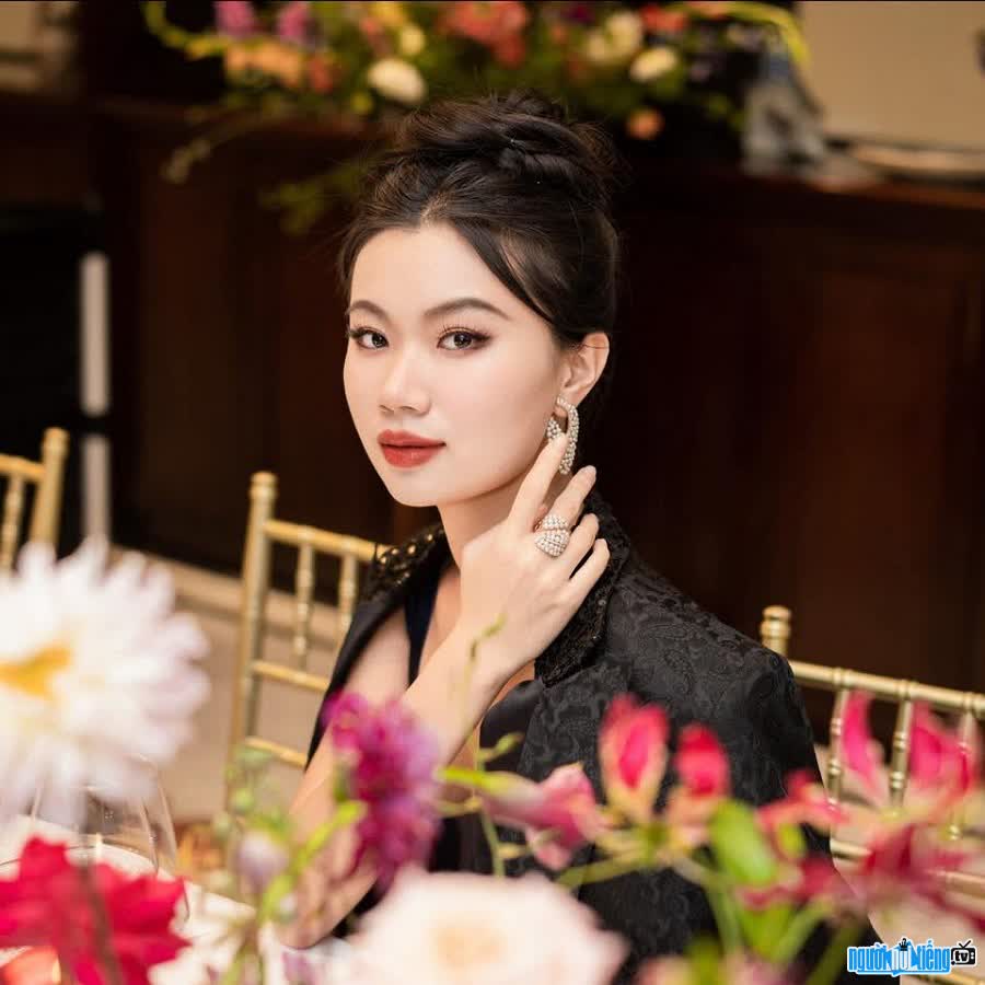 Á hậu Trịnh Hồng Đăng sở hữu profile khủng