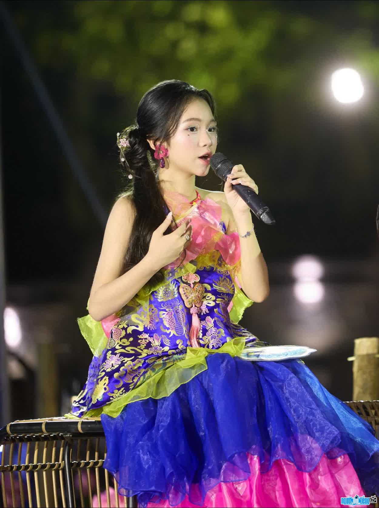 Hình ảnh Ngô Tuệ Mẫn trên sân khấu