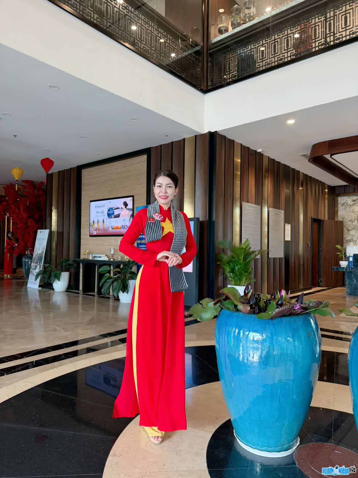 Hình ảnh Nguyễn Thị Phượng Liên trong tà áo dài Việt