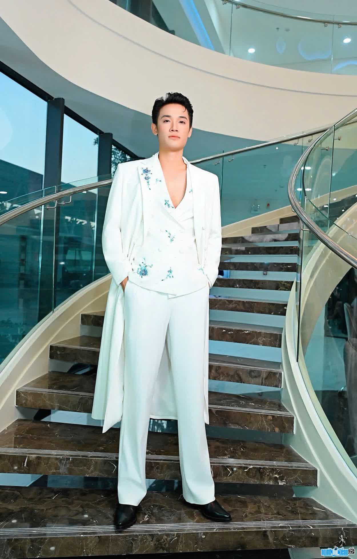Hinh anh Tran Tien Dung dien trai lich lam