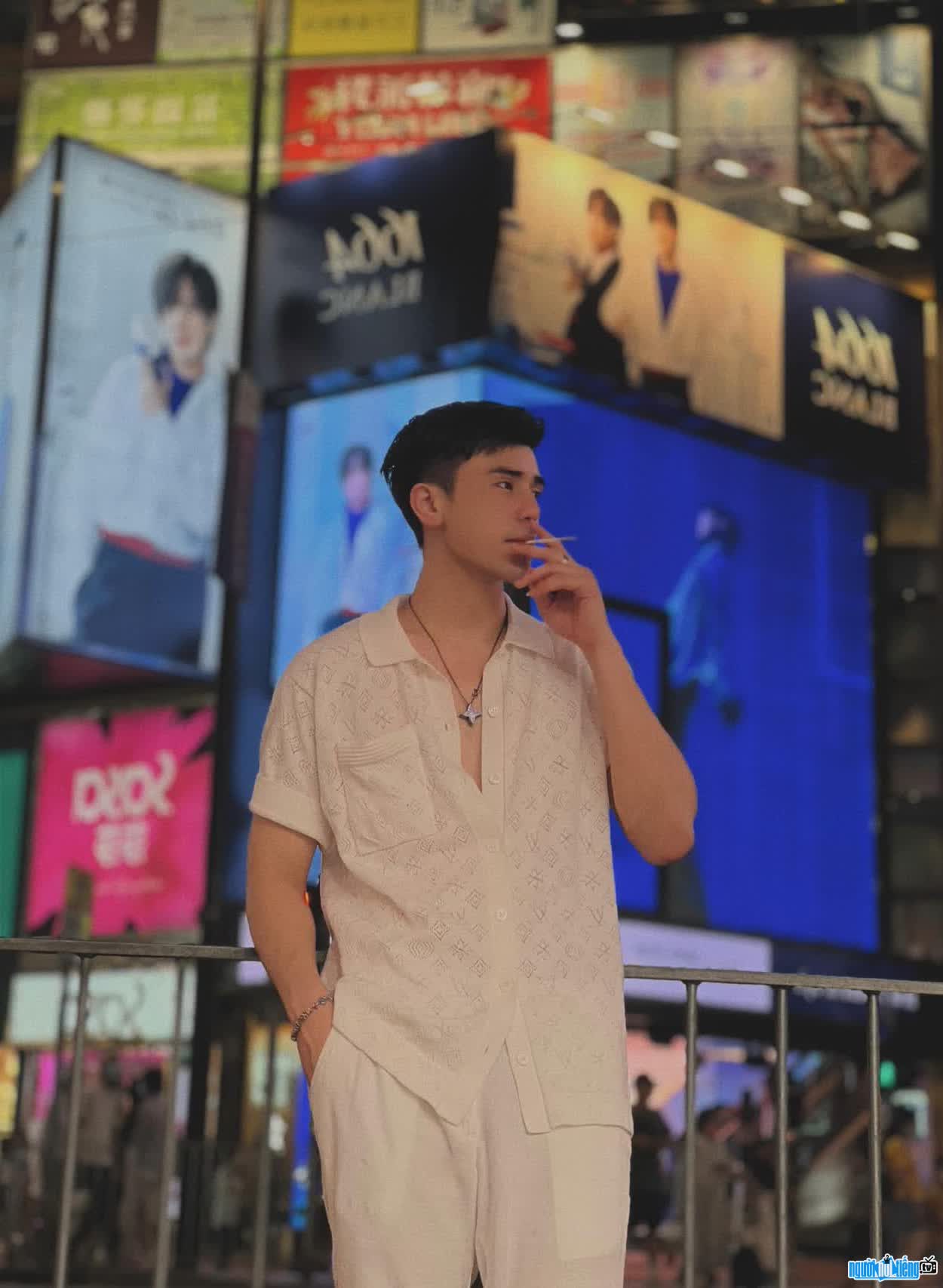 Image of elegant DJ Nguyen Phuong Dong
