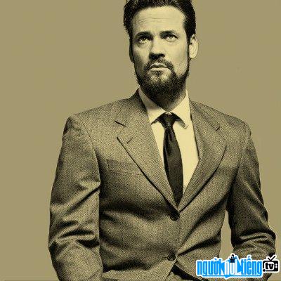 Actor Shane West is elegant with a suit