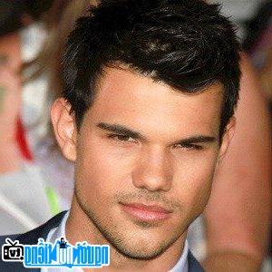 Một bức ảnh mới về Taylor Lautner- Diễn viên nam nổi tiếng Grand Rapids- Michigan
