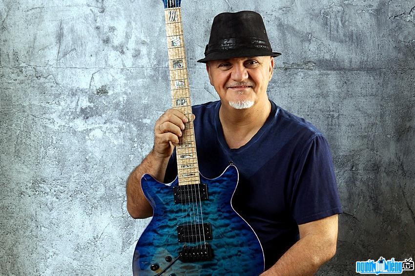 Một bức ảnh mới về nghệ sĩ guitar người Úc Frank Gambale