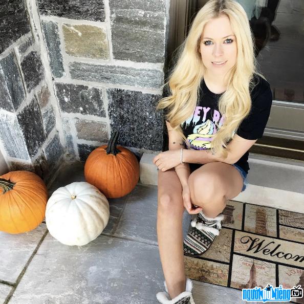 Avril Lavigne is a Canadian female singer who has achieved much successful in an international music career