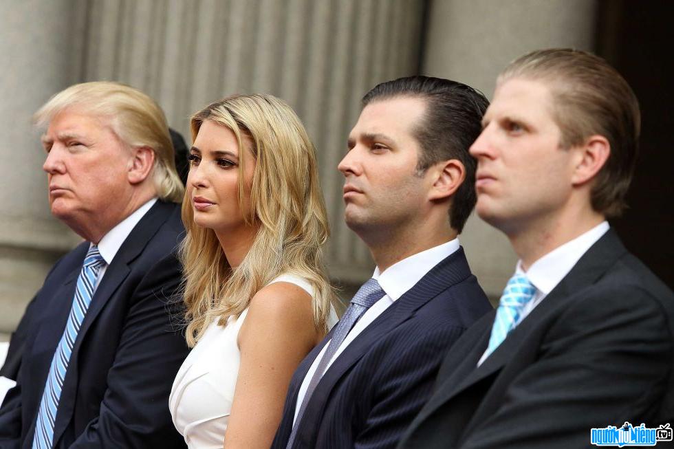  Photo of businessman Eric Trump with his father and siblings