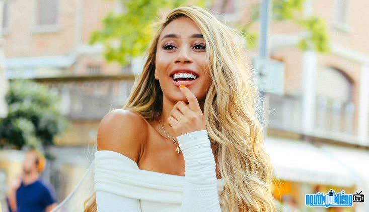 beautiful Eva Gutowski