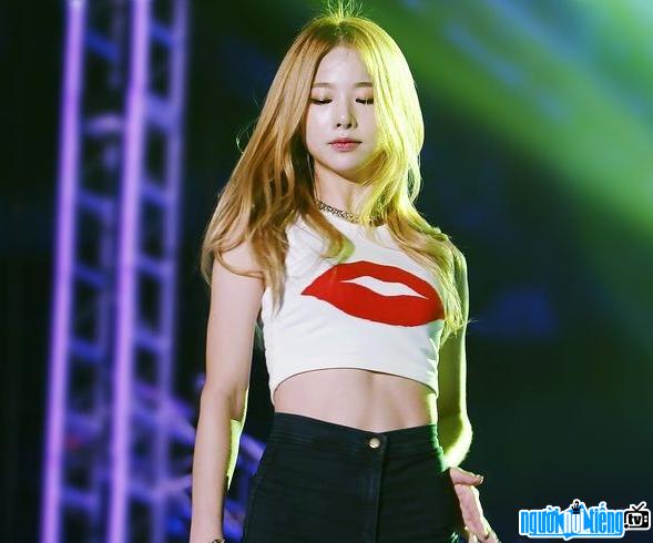 Picture of singer Heo Solji performing on stage