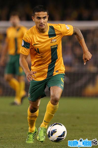 Image of Tim Cahill player while walking Ball
