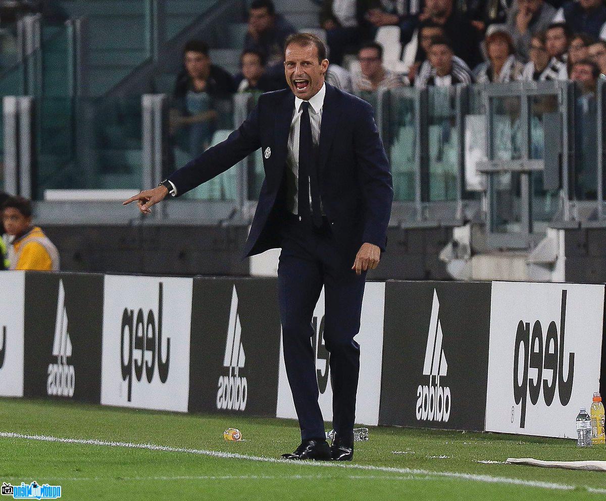Phút chỉ đạo của Huấn luyện viên Massimiliano Allegri cho các cầu thủ của đội tuyển mình trên sân bóng