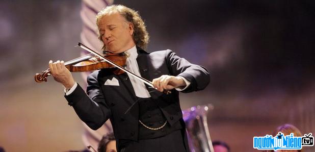 Hình ảnh nghệ sĩ violon Andre Rieu đang biểu diễn trên sân khấu