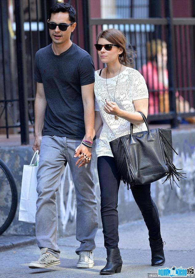 A photo of actress Kate Mara with her boyfriend walking on the street