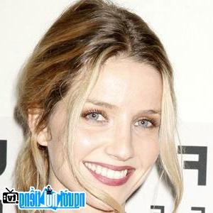 Latest picture of TV Actress Annabelle Wallis