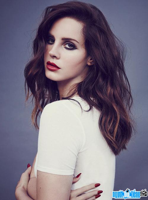 Một hình ảnh chân dung của Ca sĩ nhạc pop Lana Del Rey