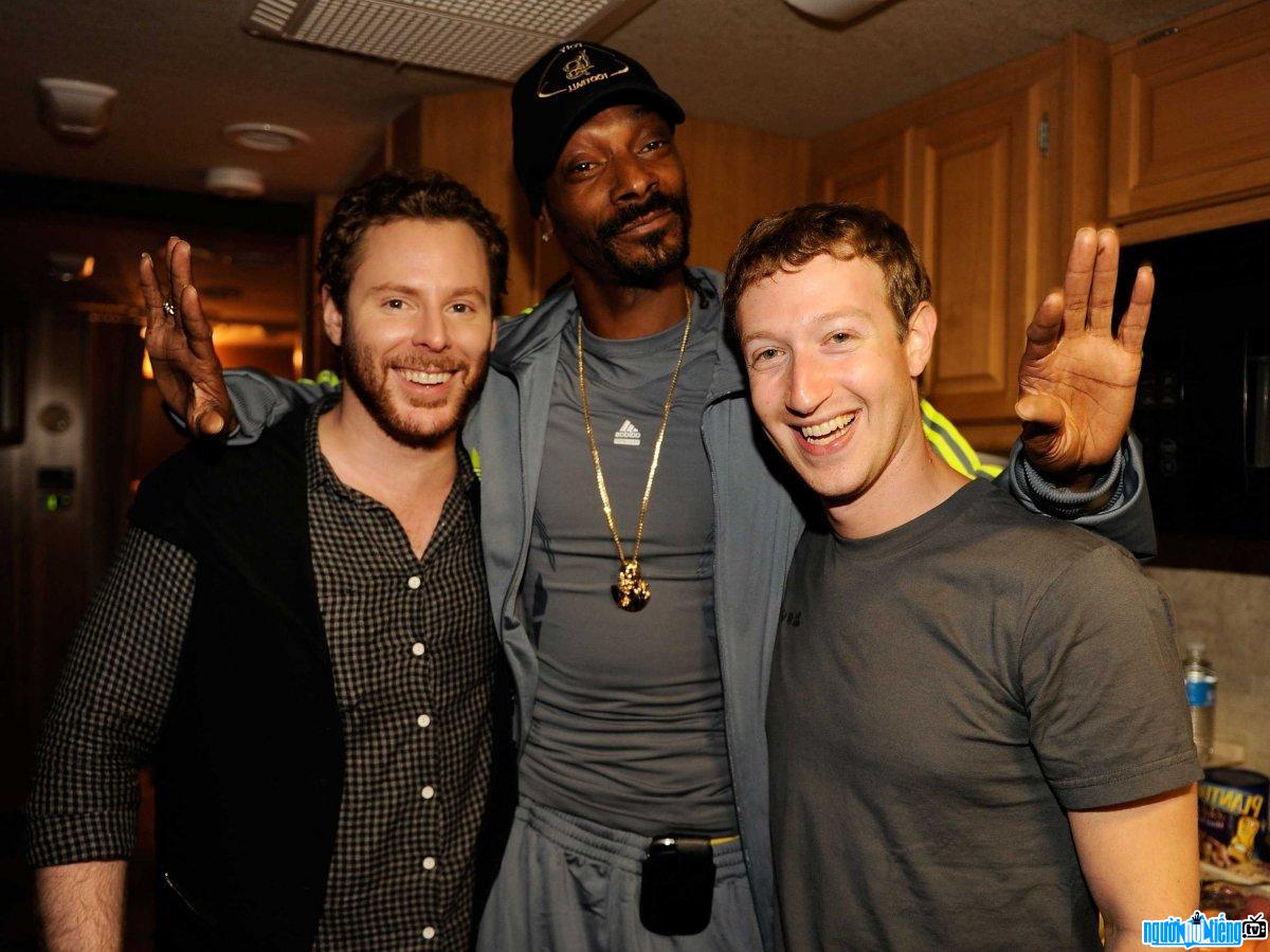 Bức ảnh doanh nhân(trái) Sean Parker cùng ông chủ Facebook Zuckerberg và một người bạn