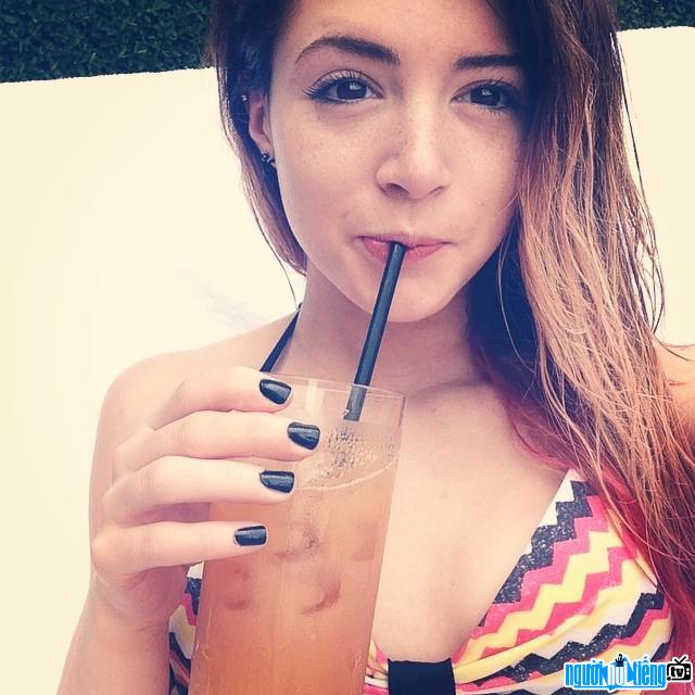 Latest pictures of female singer Chrissy Costanza