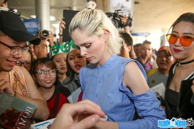 Picture of model Coco Rocha meeting fans in Ho Chi Minh City