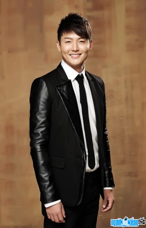 Lee Jung-jin là nam diễn viên điển trai nổi tiếng của xứ sở Kim Chi