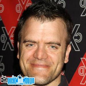 A portrait picture of Male TV actor Kevin Weisman