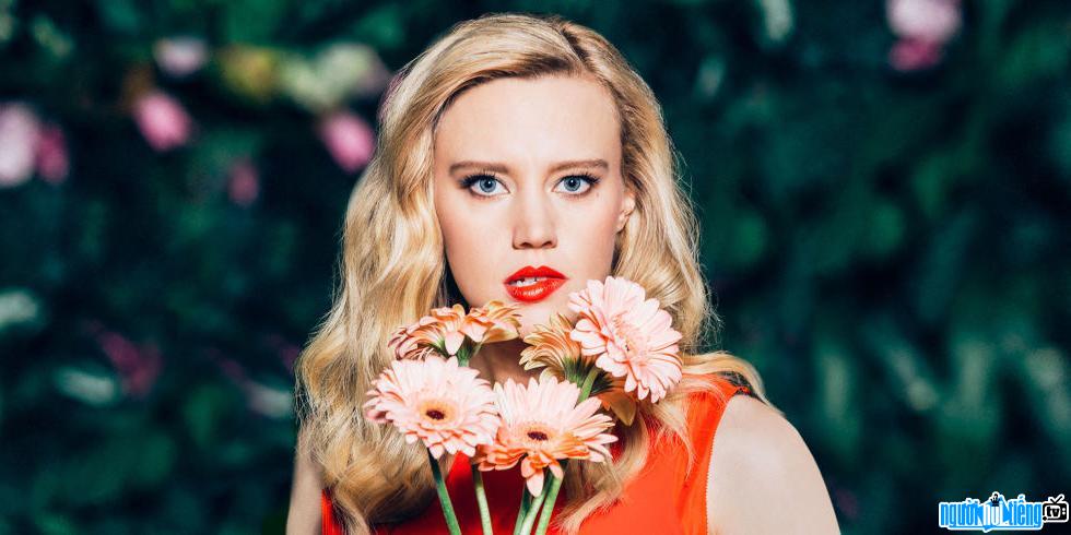 Comedian Kate McKinnon's pictures in bloom with flowers