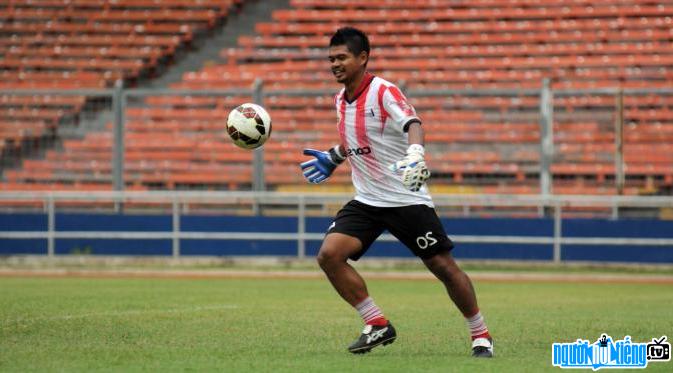Hình ảnh cầu thủ bóng đá Bambang Pamungkas đang tập luyện trên sân cỏ