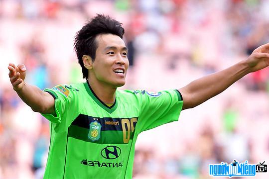 Football player Lee Dong-gook's photo celebrating after a goal