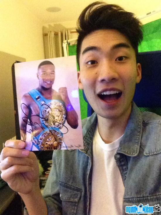  Youtube star Bryan Le shows off his idol's photo and autograph