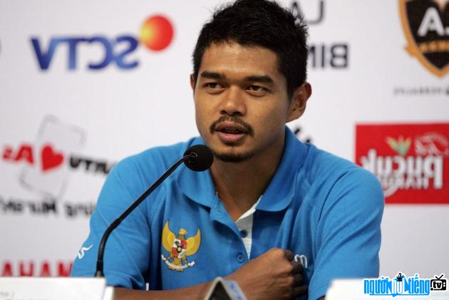 Hình ảnh cầu thủ bóng đá Bambang Pamungkas tại một cuộc họp báo