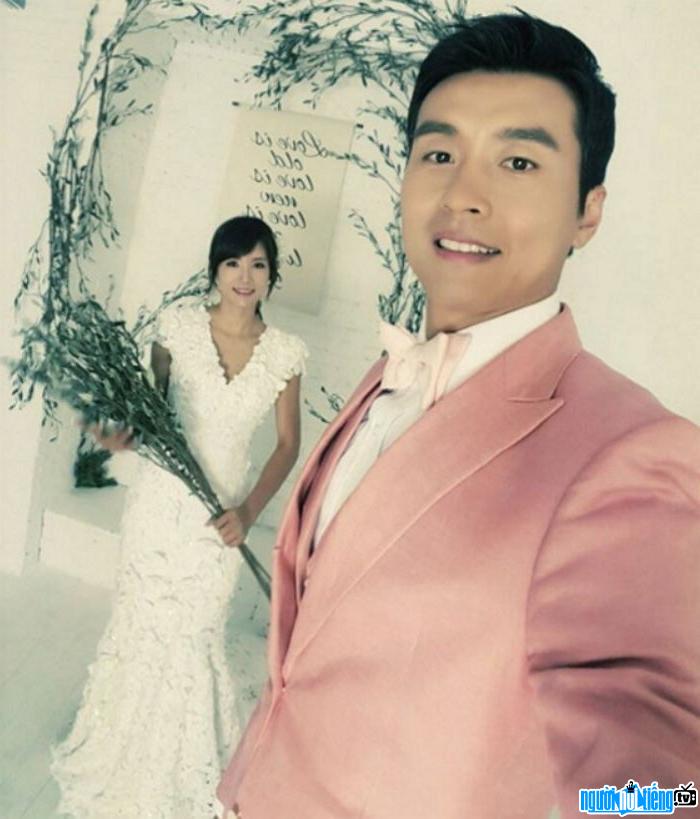 Ảnh cưới của cầu thủ bóng đá Lee Dong-gook