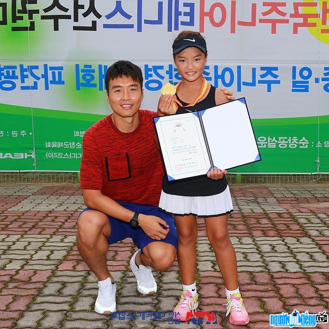 Bức ảnh cầu thủ bóng đá Lee Dong-gook chụp cùng fan hâm mộ nhí
