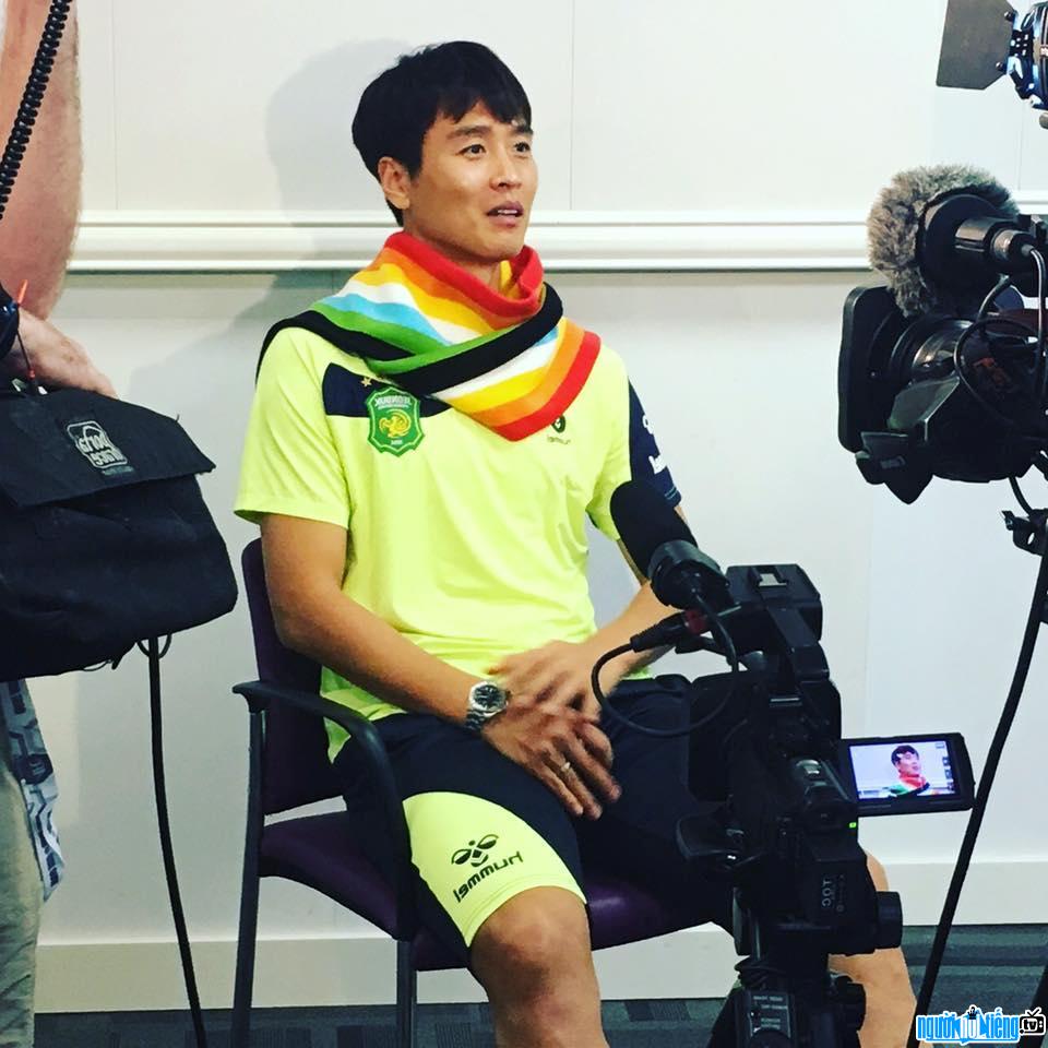 Image of soccer player Lee Dong-gook answering reporters