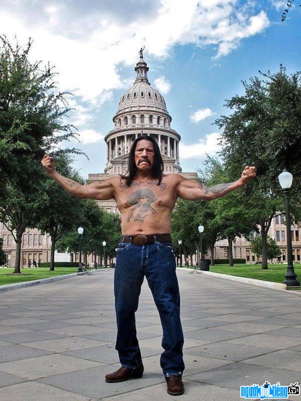 Image of actor Danny Trejo showing off his toned muscles at the age of 70