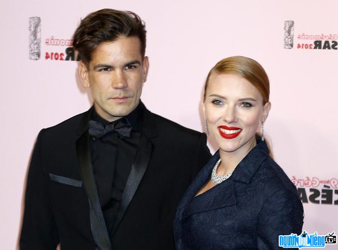 Journalist Romain Dauriac with his wife Johansson participating in an event
