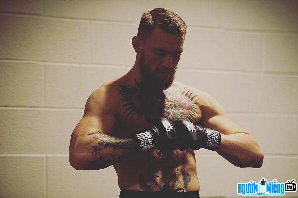Vận động viên Conor McGregor khoe thân hình cơ bắp săn chắc