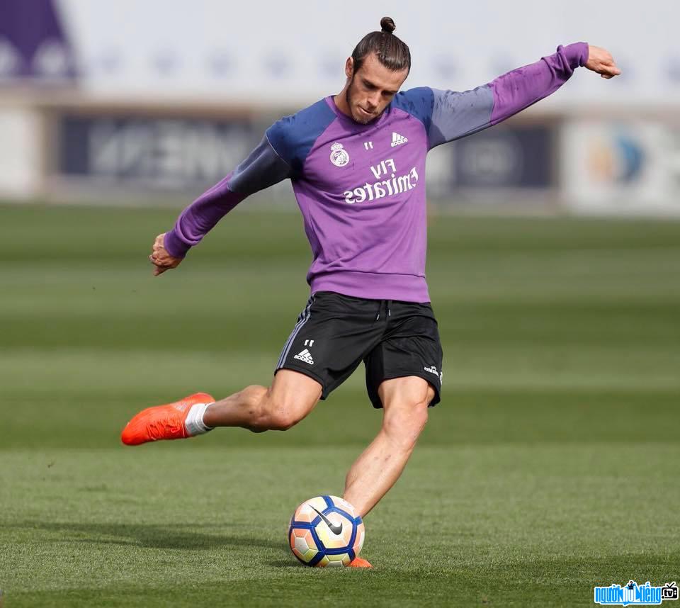 Gareth Bale trong buổi luyện tập đá bóng