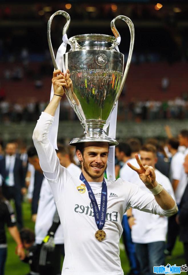 Gareth Bale vui mừng chiến thắng của đội tuyển của mình