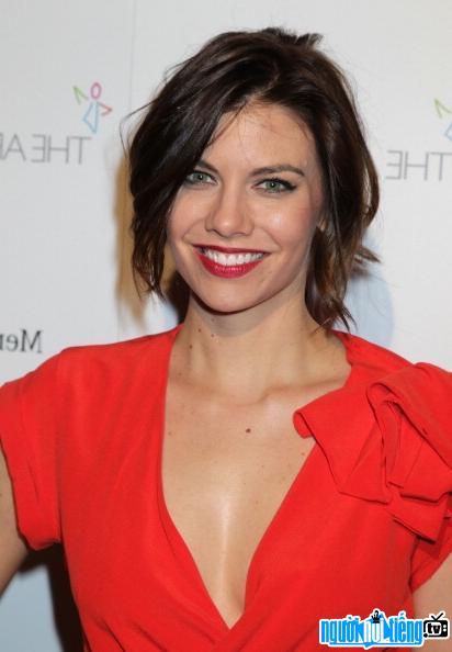 Actor Lauren Cohan Picture with a bright smile