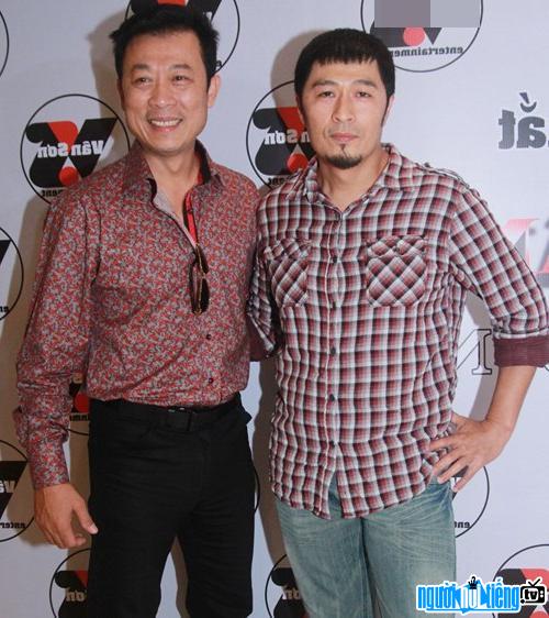  Photo of Charlie Nguyen with comedian Van Son