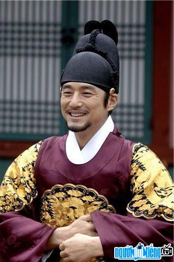 Actor Ji Jin-hee's image as the Emperor of the drama Dong Yi
