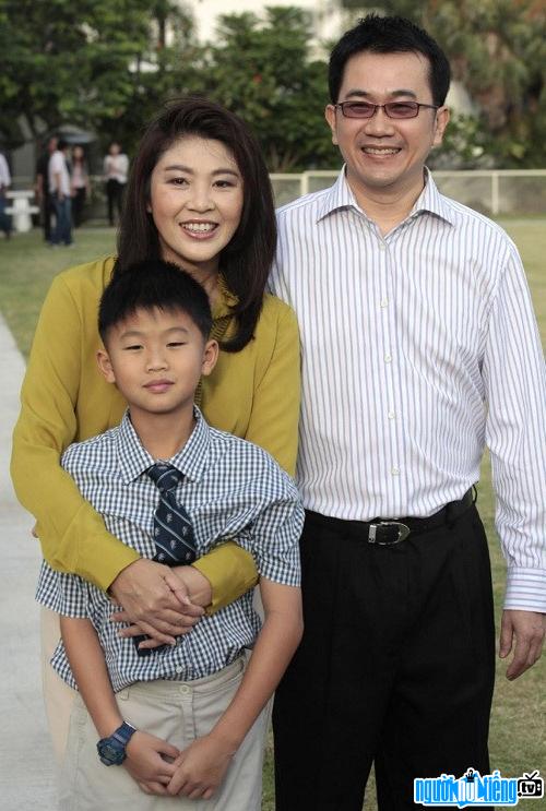 Bức ảnh cựu thủ tướng Thái Lan Yingluck Shinawatra cùng chồng và con trai