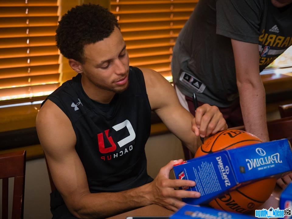 Stephen Curry Basketball Player Photographing fan autographs