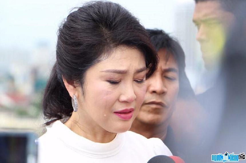 Bức ảnh chính trị gia Yingluck Shinawatra khóc trước những người ủng hộ mình