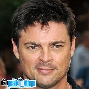 A portrait picture of Male Actor Karl Urban