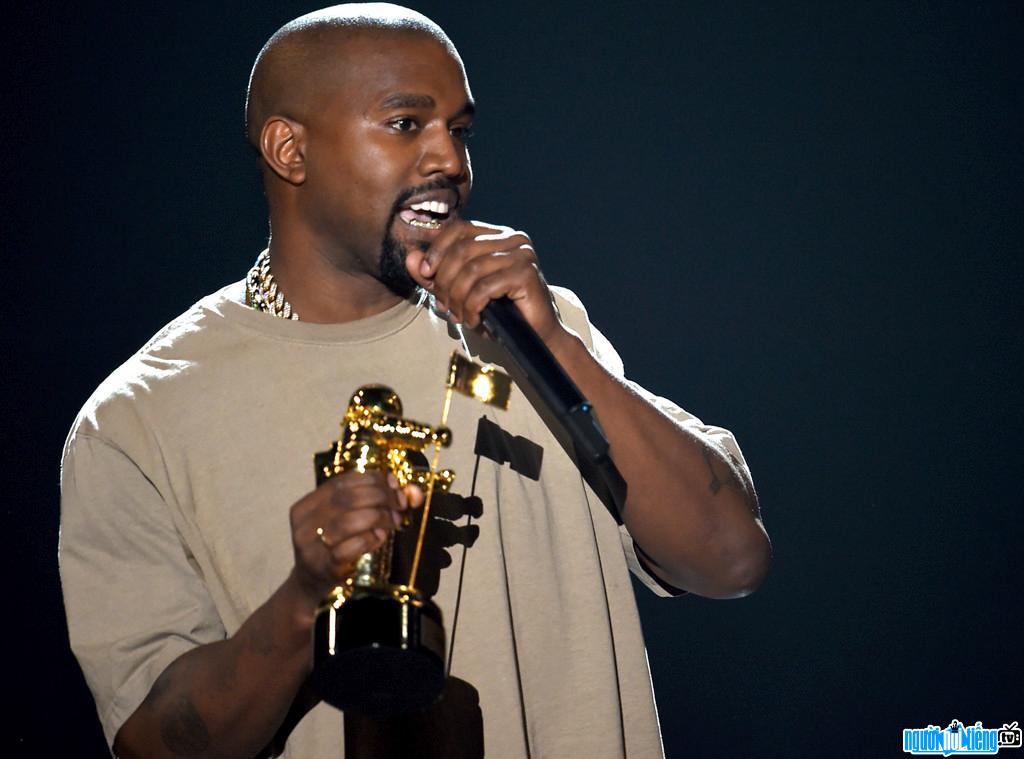 Kanye West tại lễ trao giải thưởng âm nhạc MTV