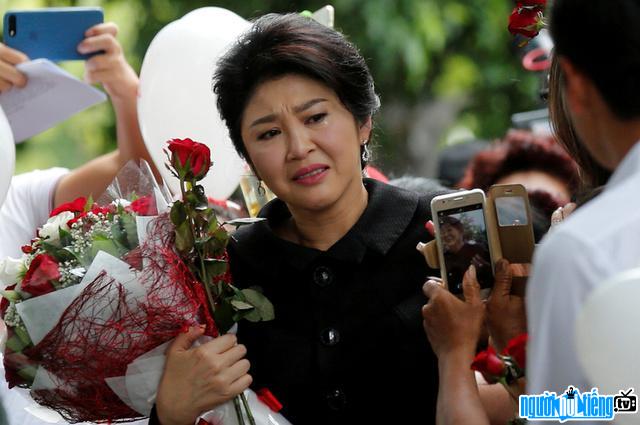 Hình ảnh Yingluck Shinawatra được những người ủng hộ tặng hoa trong ngày phán xét cuối cùng