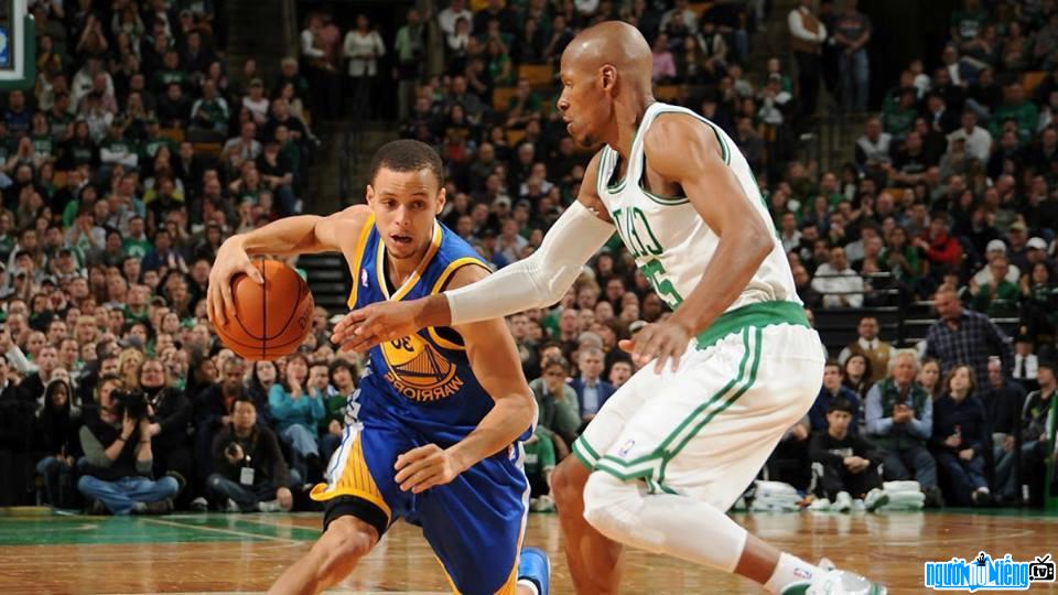 Picture of basketball player Stephen Curry in a game
