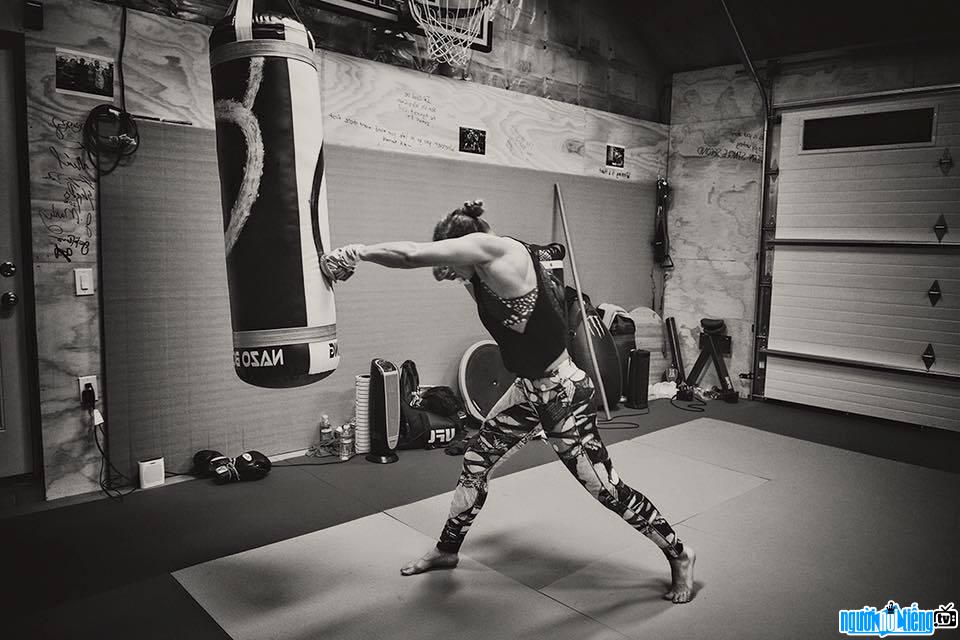 Photo of athlete Ronda Rousey practicing